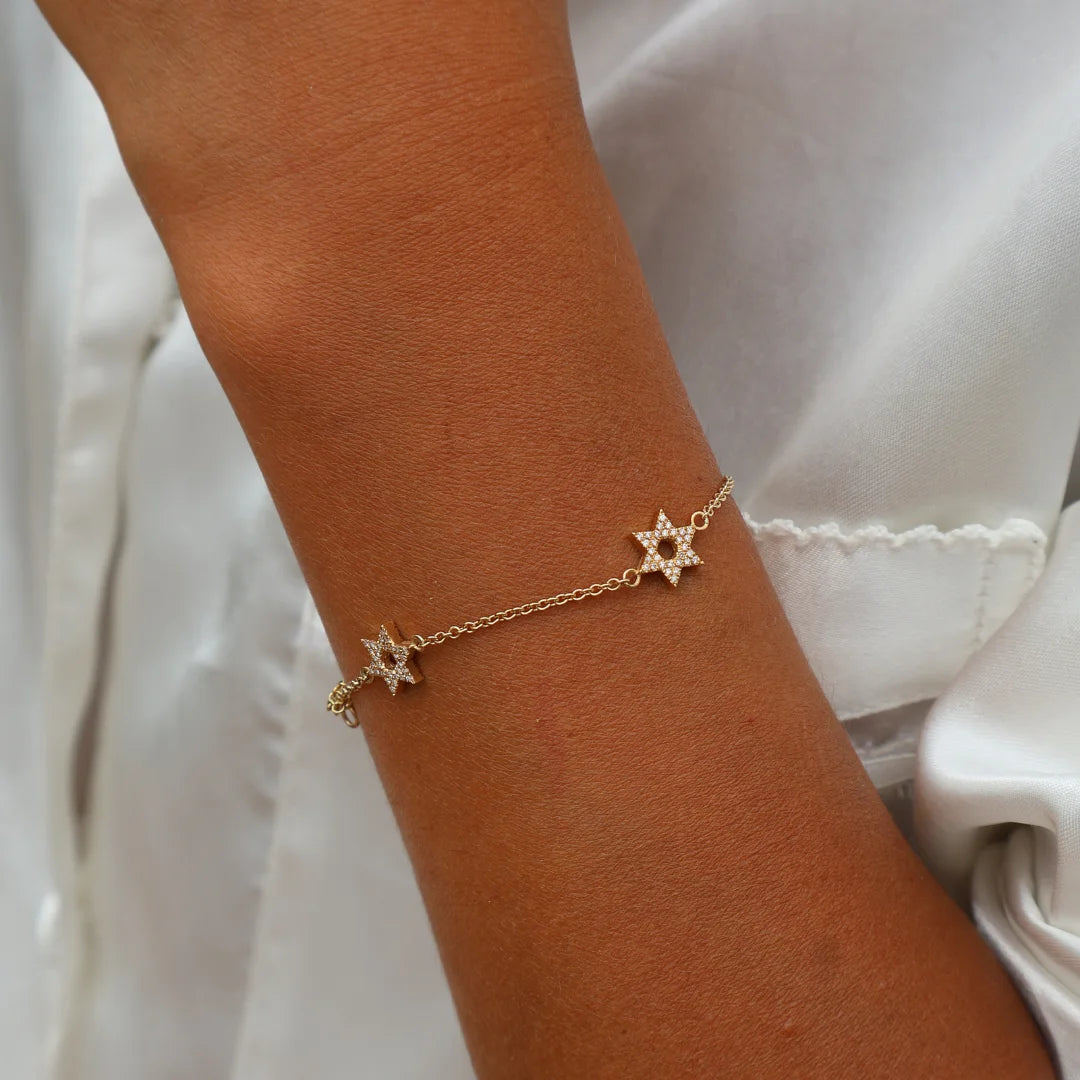 Pulsera de oro de 18 quilates con diamantes y dijes de estrella de David