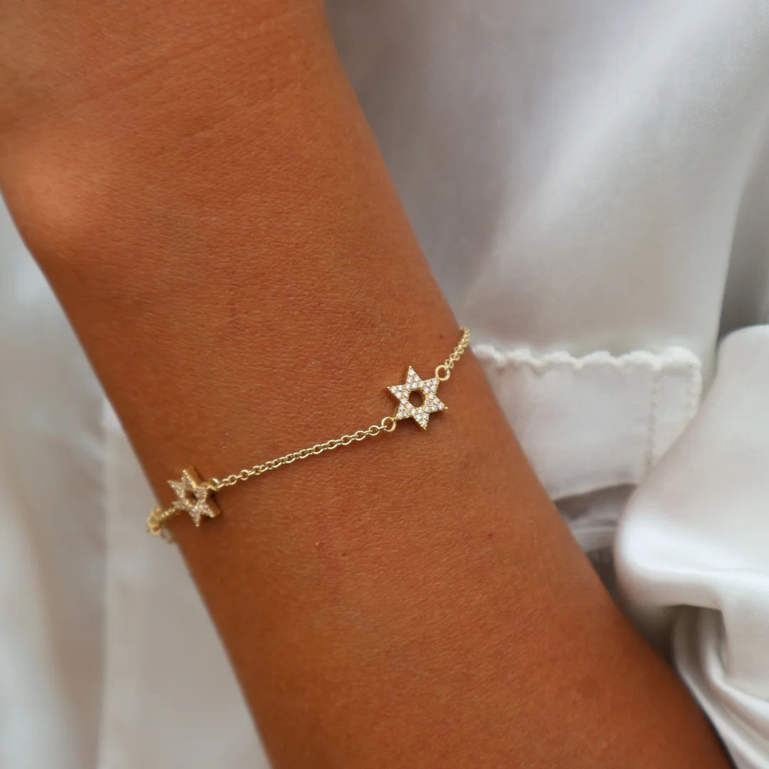 Pulsera de oro de 18 quilates con diamantes y dijes de estrella de David