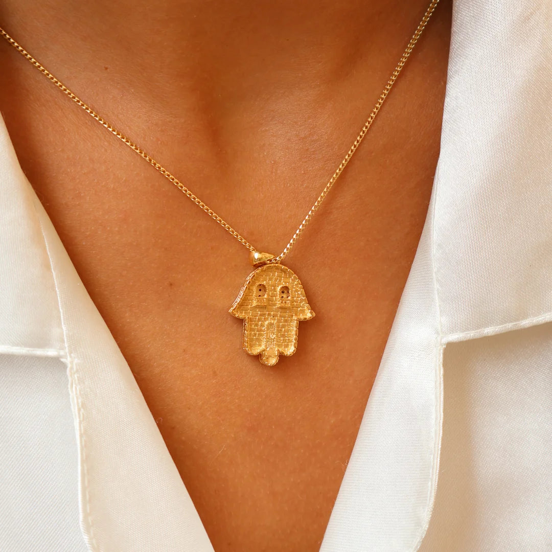 Colgante Hamsa Devotion Deluxe de 18 quilates con diamantes