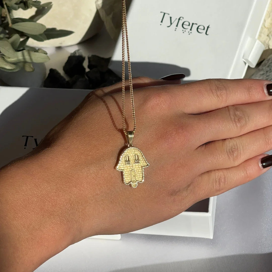 Colgante de Hamsa de oro macizo de 14 quilates hecho a mano con motivo de la antigua Jerusalén