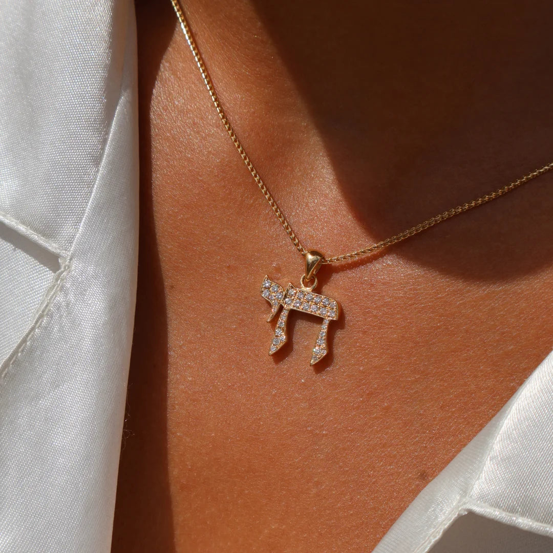 Pendentif Chai en or massif 18 carats et diamants faits à la main