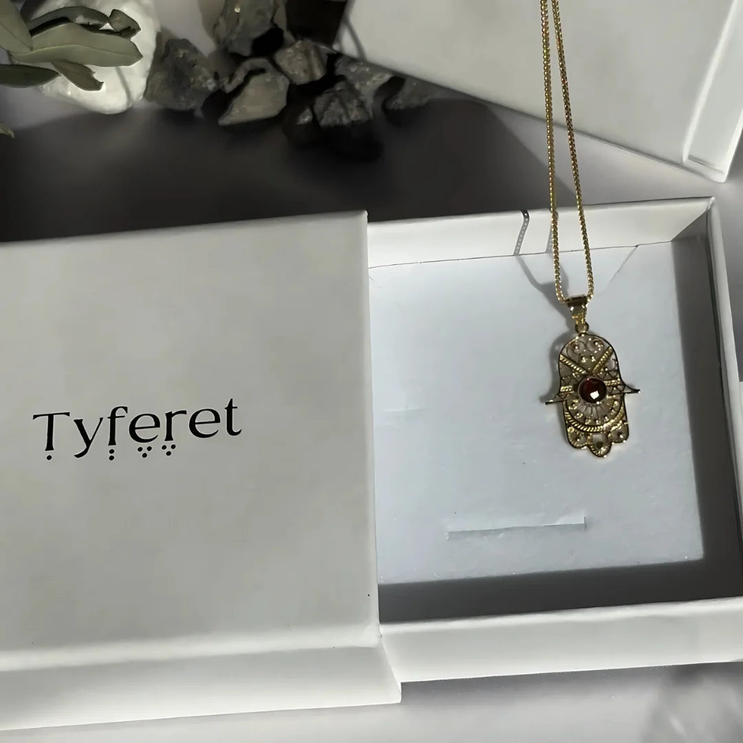 Colgante de Hamsa de oro de 14 quilates con cornalina